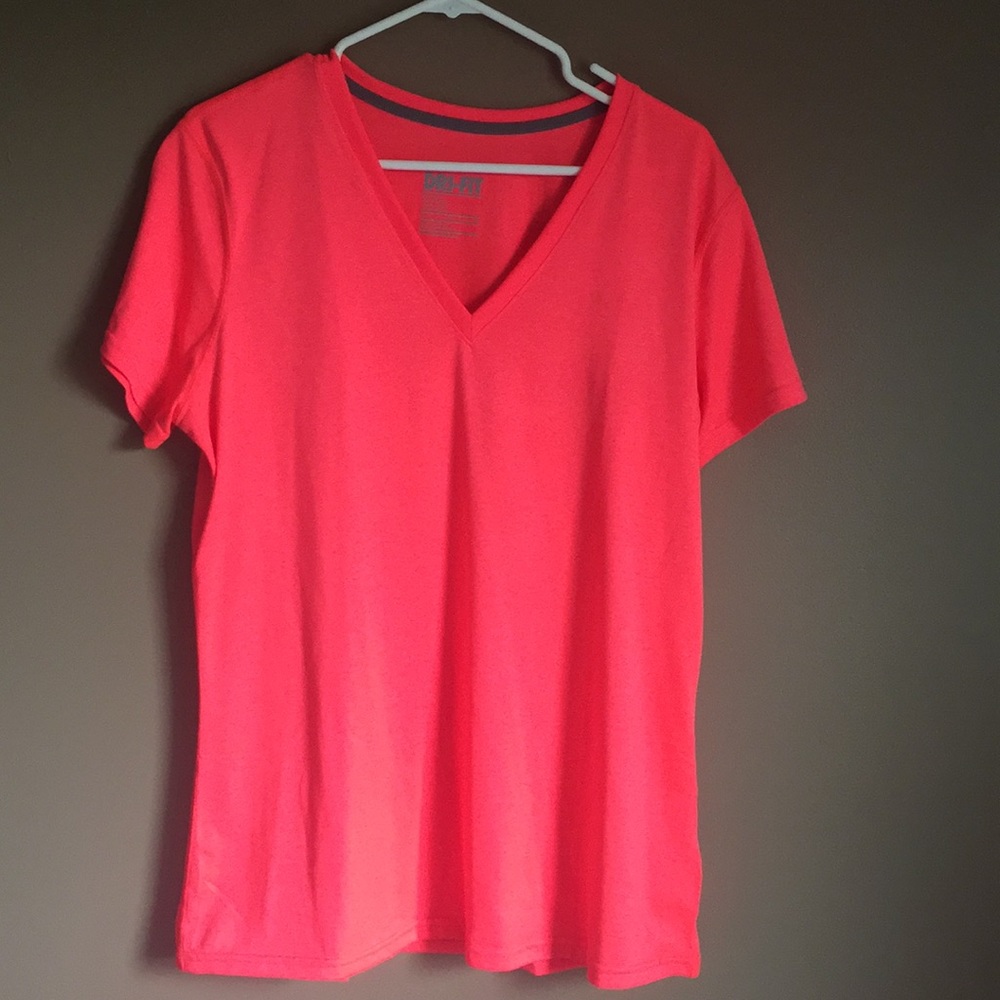 NWOT Women’s Dri-Fit Nike T-shirt Size XL